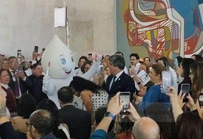 Zé Gotinha anima público antes de evento no Palácio do Planalto