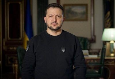 Zelensky visita região reconquistada pelo exército ucraniano