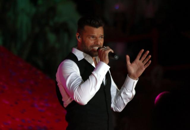 Acusado de violência doméstica, Ricky Martin é alvo de ordem de restrição