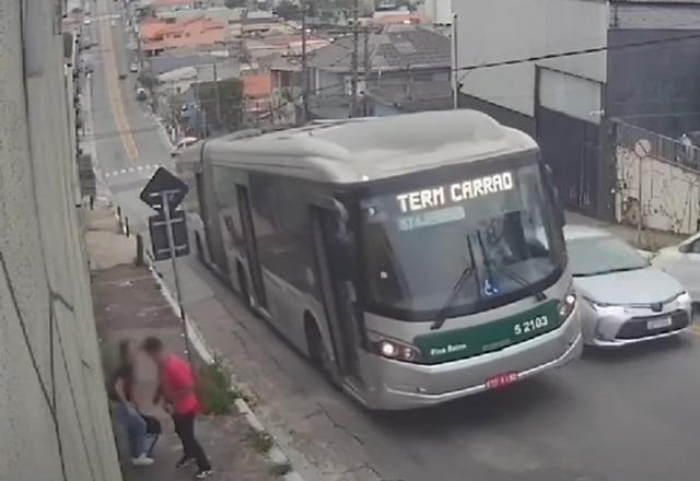 Motorista de ônibus e passageiros salvam mulher de tentativa de estupro