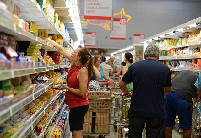 Alimentos puxam alta de 0,33% na prévia da inflação em novembro